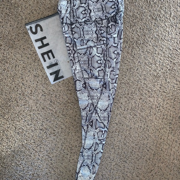 SHEIN snakeskin print workout leggings with pocket - Picture 4 of 12